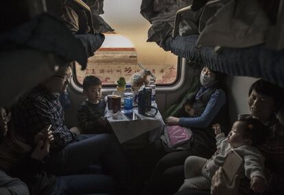 Una familia china viaja en el tren hacia Shijiazhuang.