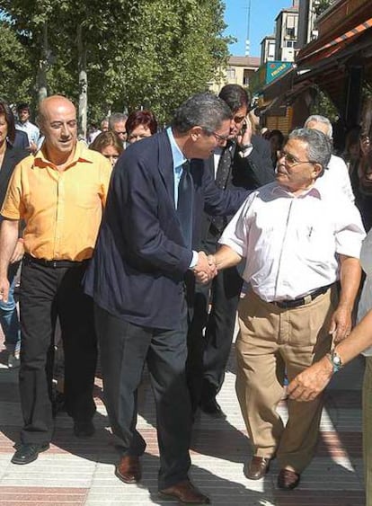 El alcalde, durante su recorrido por las calles de Amposta y de Virgen de la Oliva.