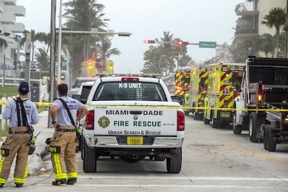 Equipes de resgate do condado de Miami-Dade em busca de possíveis sobreviventes do colapso parcial de do prédio de 12 andares. O incidente ocorreu entre a 88th Street e a Collins Avenue, na cidade de Surfside, a cerca de nove quilômetros de Miami Beach.