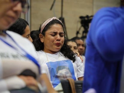 Un grupo de familiares de víctimas del conflicto durante una audiencia de Reconocimiento de Verdad sobre asesinatos y desapariciones forzadas en Yopal, departamento de Casanare (Colombia).