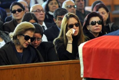 Cecilia Matos y sus hijas lloran ante el féretro de Carlos Andrés Pérez durante la misa celebrada en Miami.