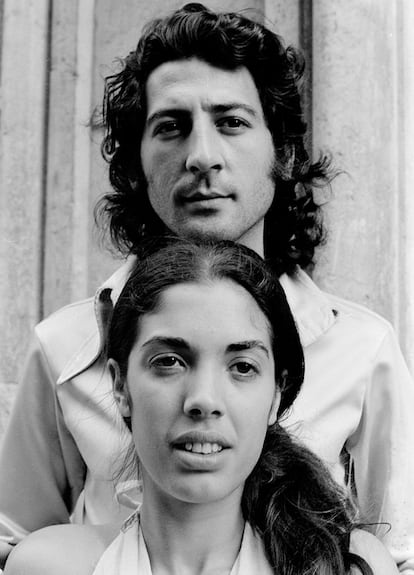 Lole y Manuel, retratados en Sevilla, en 1975.