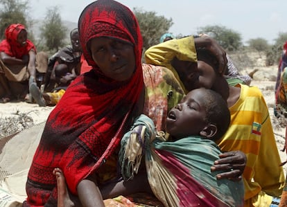 Una mujer desplazada y sus hijos aguardan a que llegue la ayuda humanitaria en Habaas.Las familias de Somaliland han perdido casi todos sus medios de supervivencia y les queda muy poco dinero para comprar comida o plantar cosechas.