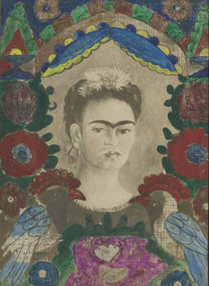 Frida Kahlo coloriu uma foto em preto e branco de seu autorretrato, 'The Frame', em 1939: usou cores diferentes das do original, assinou e deu de presente para o diplomata brasileiro Roberto Botelho.