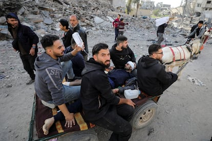 Un herido palestino por un tiroteo israelí es trasladado en carro, en el norte de la franja de Gaza, este domingo.