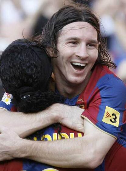 Messi se abraza a Ronaldinho tras su gol.