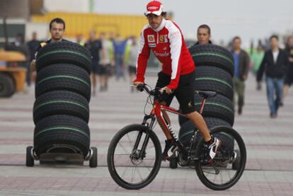 Fernando Alonso pasea en bicicleta por el circuito de Yeongam.