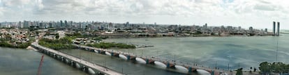 Vista panorâmica da região onde se pretende levantar o projeto Novo Recife. À direita, as torres Gêmeas, os primeiros arranha-céus a serem construidos no bairro histórico de São José.