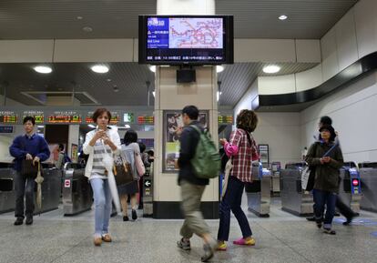 Pasajeros caminan en una estación de trenes de Himeji, donde se suspendieron los viajes debido al fuerte viento y la lluvia. Además del servicio ferroviario, más de 600 vuelos han sido cancelados principalmente en aeropuertos del sur de Japón.