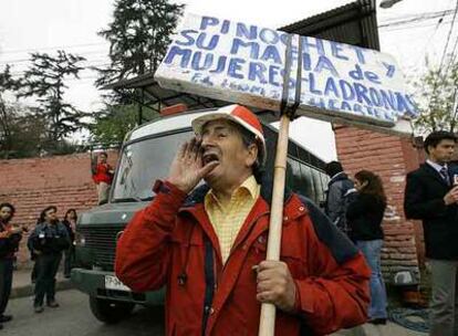 Un chileno grita consignas contra el ex dictador frente a la cárcel de mujeres en la que están encerradas las tres hijas de Pinochet, en Santiago.