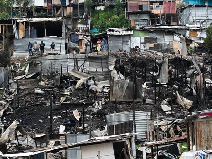 Aspecto general de las viviendas que fueron arrasadas por un incendio la madrugada de este 8 de marzo de 2024, en el oriente de Bogotá, Colombia.