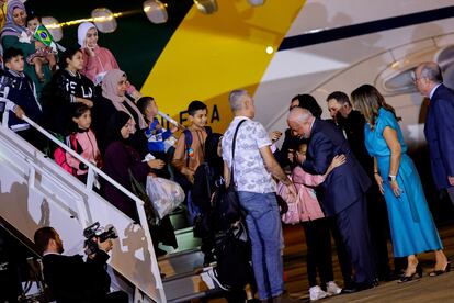 El presidente de Brasil, Luiz Inácio Lula da Silva, recibe a 32 brasileños que estaban atrapados en Gaza, este martes en la Base Aérea Militar de Brasilia.