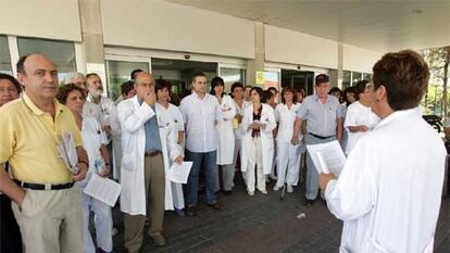 Personal sanitario del hospital Severo Ochoa de Leganés, Madrid, durante la asamblea en defensa de los profesionales del centro.