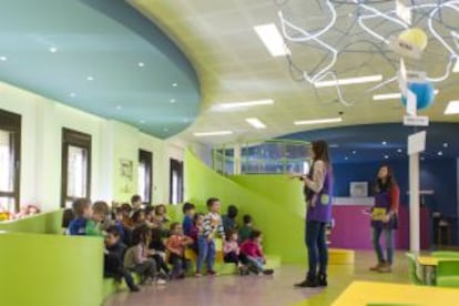 Anfiteatro-tobogán en el aula de infantil del colegio Claver.