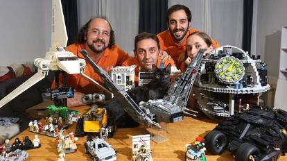 Javier Huerta, Antonio T&eacute;bar, Daniel Galv&aacute;n y Leire Foguez con algunas de sus creaciones (el gato no es de Lego).