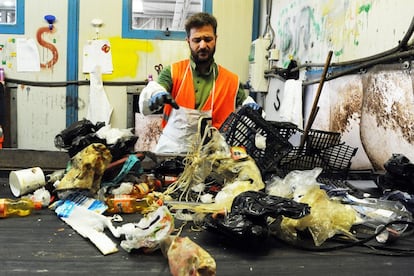 Operário separa resíduos em um centro de reciclagem em Pira (Itália) os plásticos recolhidos por pescadores italianos durante um projeto impulsionado pelas autoridades da Itália para sensibilizar a população sobre a contaminação marinha.