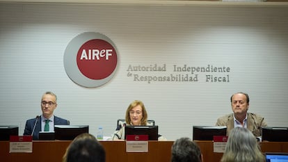 El director de la División de Evaluación de Airef, José María Casado; la presidenta de AIReF, Cristina Herrero, y el director de Comunicación de AIReF, Pablo Fernández.