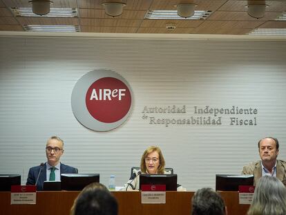 El director de la División de Evaluación de Airef, José María Casado; la presidenta de AIReF, Cristina Herrero, y el director de Comunicación de AIReF, Pablo Fernández.