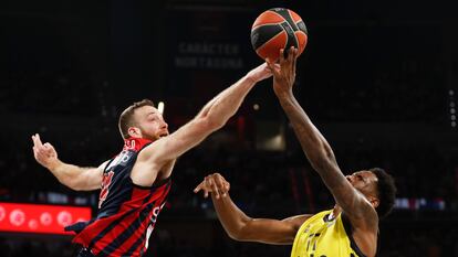 Matt Costello, del Baskonia, tapona a Nigel Hayes-Davis , del Fenerbahce este viernes en el Buesa Arena.