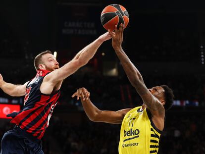 Matt Costello, del Baskonia, tapona a Nigel Hayes-Davis , del Fenerbahce este viernes en el Buesa Arena.