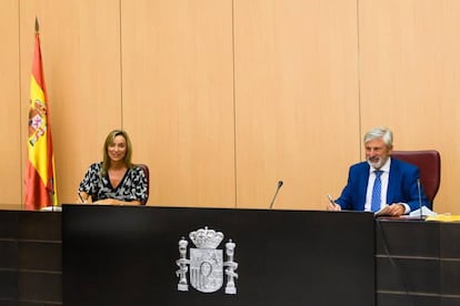 En la foto, a la izquierda, Sofía Puente, directora general de Seguridad Jurídica y Fe Pública; a la derecha, Fernando de Aragón, director general del Catastro.