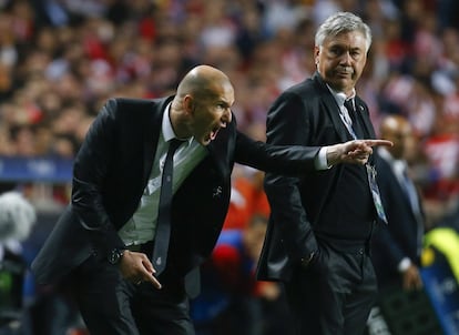 Zidnane da indicaciones como segundo entrenador junto a Carlo Anceloti en la final de Champions frente al Atlético de Madrid en Lisboa, el 24 de mayo de 2014. 