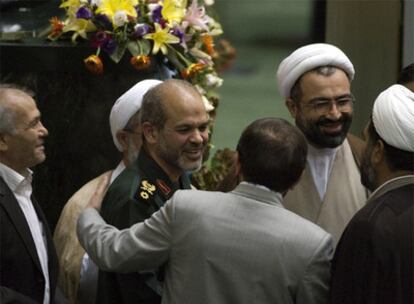 El nuevo ministro de Defensa iraní, Ahmad Vahidi, charla con varios parlamentarios, ayer en Teherán.