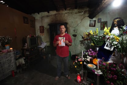 Clemente Rodríguez, padre del normalista identificado hace unas semanas. En la imagen, tomada en 2014, Clemente posa en su casa con una foto de su hijo.