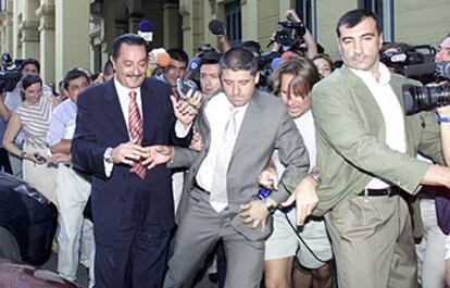 El alcalde de Marbella, Julián Muñoz, el viernes, a su salida de la Audiencia Provincial de Málaga, evita a los periodistas.