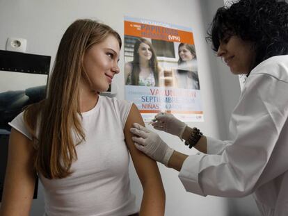 Una mujer joven recibe la primera dosis de la vacuna contra el virus del papiloma humano (VPH), en Madrid en 2008.