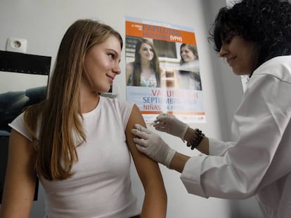 Una mujer joven recibe la primera dosis de la vacuna contra el virus del papiloma humano (VPH), en Madrid, en 2008.