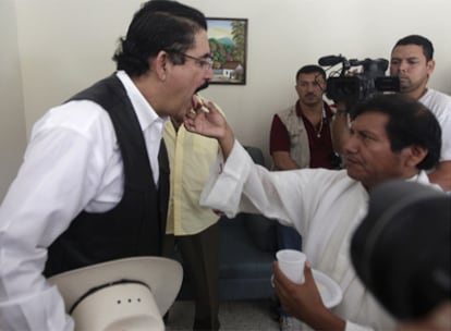 Manuel Zelaya comulga en la Embajada brasileña en Tegucigalpa.
