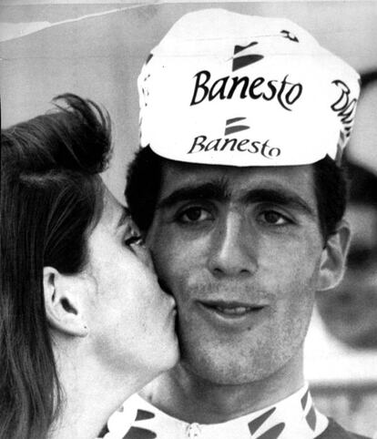 Miguel Indurain en el podio tras ganar la 16ª etapa del Tour de Francia de 1990, en Luz Ardiden, besado por una azafata.