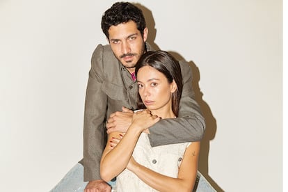 Chino Darín con chaqueta, pantalones y pañuelo de DRIES VAN NOTEN, y botines de PRADA. Anna
Castillo, con chaleco
de tweed de CHANEL
y medias de WOLFORD.