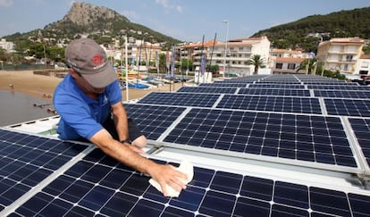Placas solares que suministran energía al Club Náutico de L'Estartit (Girona).
