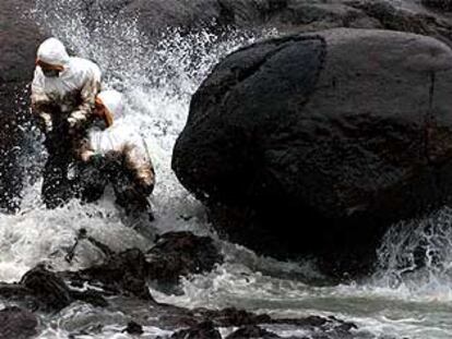 Soldados luchando contra la marea negra