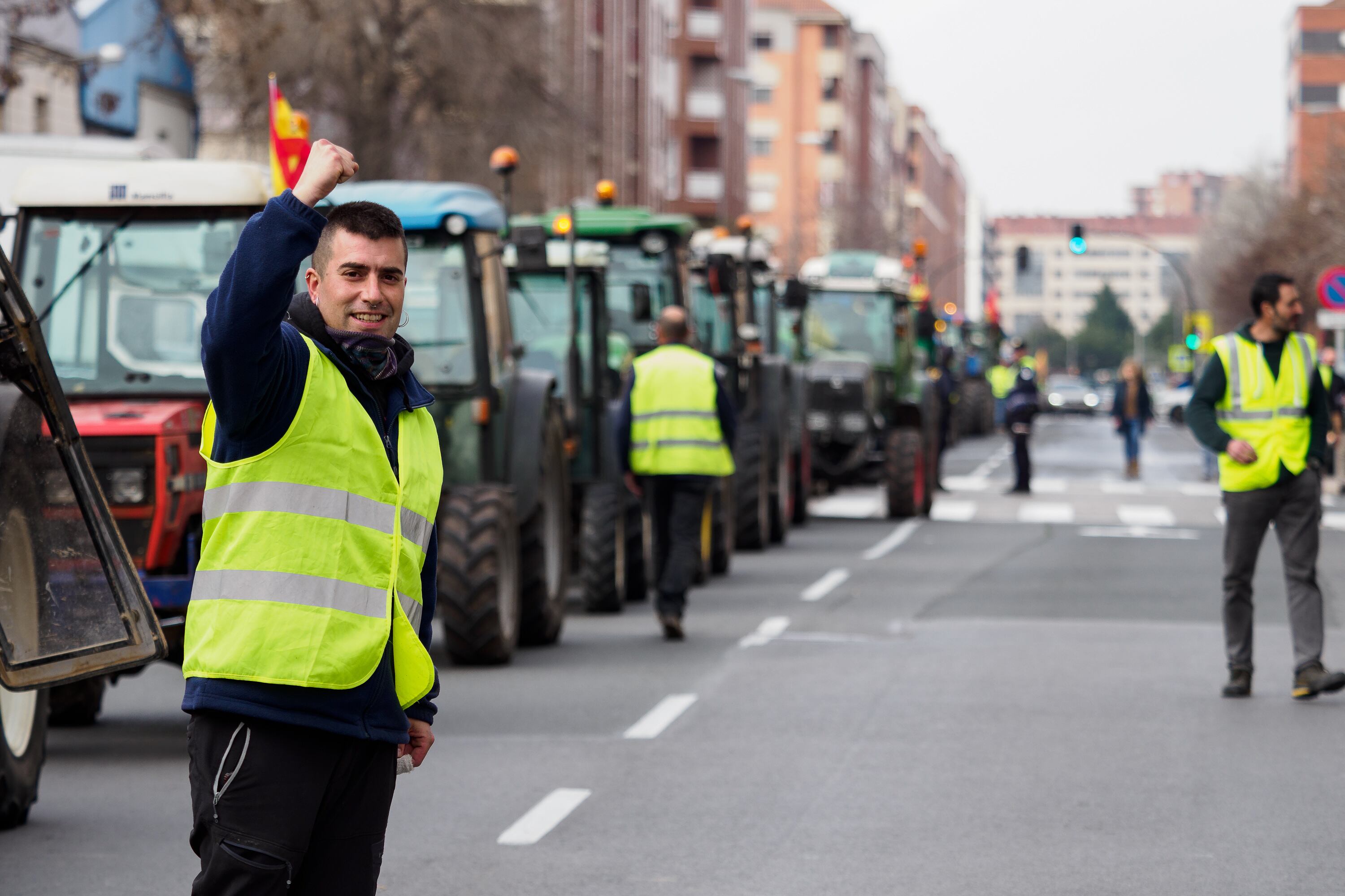 Agricultores durante la concentración de tractores celebrada este martes en Logroño (La Rioja).