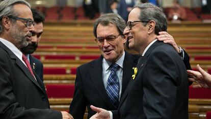 Torra es saludado por el 'expresident' Artur Mas y Ernest Benach tras ser nombrado 'president' de la Generalitat.