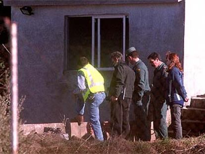 Agentes de la Guardia Civil inspeccionan la fosa séptica donde fue hallado el cuerpo de Dónovan Párraga.