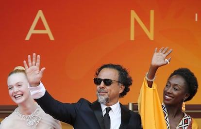 Desde la izquierda, Elle Fanning, actriz y jurado del festival; Alejandro González Iñárritu, director de cine y presidente del jurado, y Maimouna N'Diaye, actriz y jurado, saludan a su llegada a la alfombra roja.