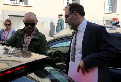 El juez Eloy Velasco sale de la Consejeria de la Presidencia y Justicia de la comundidad de Madrid en la Plaza de Pontejos.