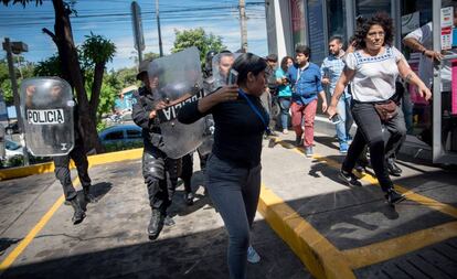 Periodistas son reprimidos por la Policía de Nicaragua, en Managua ForoCAP