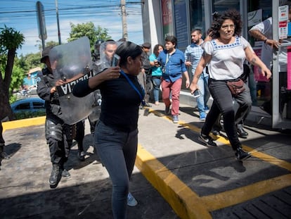 Periodistas son reprimidos por la policía de Nicaragua, en Managua.