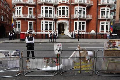 Pancartas frente al edificio de la Embajada de Ecuador en Londres.