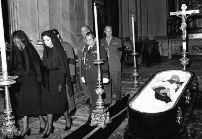 Franco&#039;s widow, Carmen Polo, (far left) files past her husband&#039;s coffin in 1975.