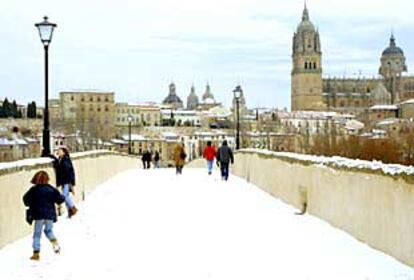 La ciudad de Salamanca, con la catedral al fondo, tras la nevada caída ayer.