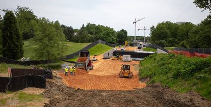 Trabajos en uno de los tramos de la plataforma del tren ligero de Maryland.