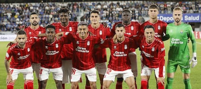Aboubacar Bassinga (en la fila de abajo, segundo por la izda.) en su debut con el primer equipo de la UD Las Palmas.