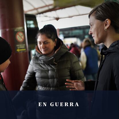 Pilkevich, a la derecha, en la estación de buses de Lviv, en marzo de 2022, cuando acompañó y ayudó a salir del país hacia Alemania a unos familiares. Foto: Luis de Vega
