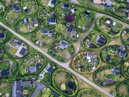Los llaman jardines circulares, pero en realidad son huertos comunitarios de una característica forma oval. Vistos desde el aire, parecen una extraña colección de collares de cuentas desparramados sobre un tapete verde